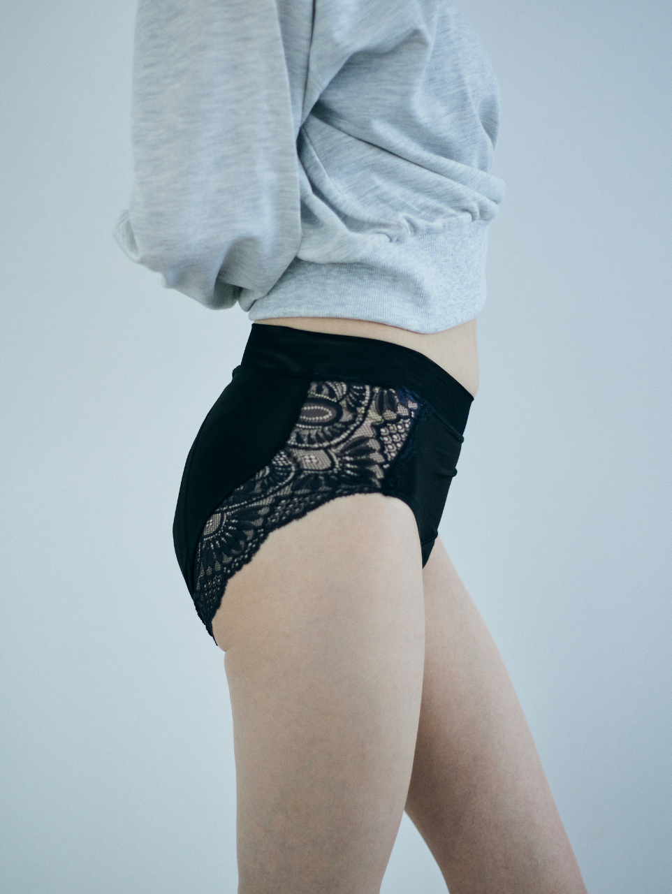 FRAME LACE PERIOD SHORTS