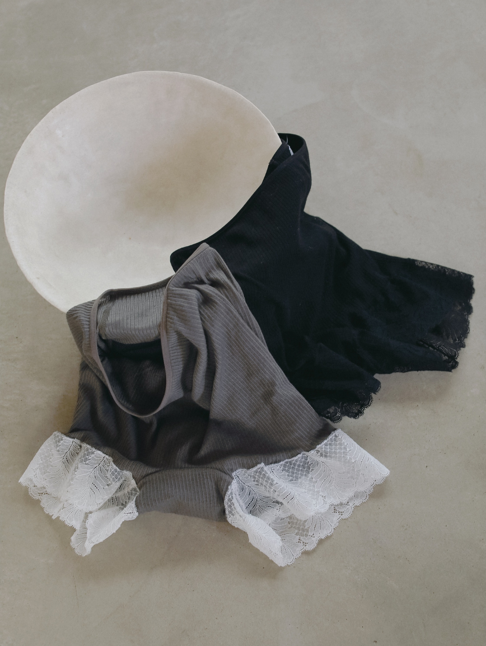〈2026AW〉CASHMERE BLEND LACE TRIM BOXER SHORTS