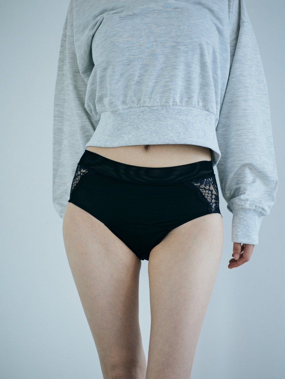 FRAME LACE PERIOD SHORTS