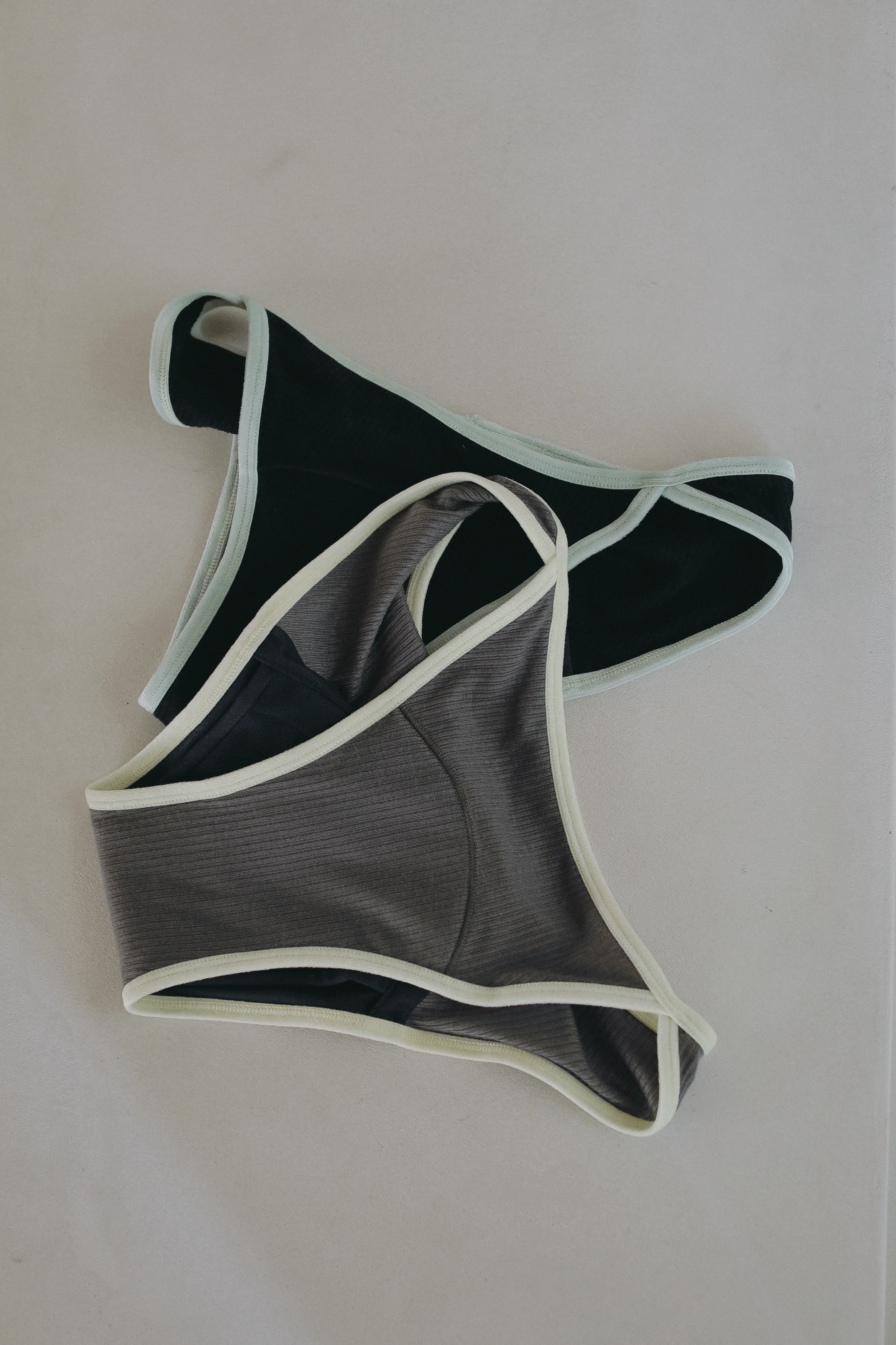 〈2026AW〉CASHMERE BLEND VELOUR TRIM BRIEFS