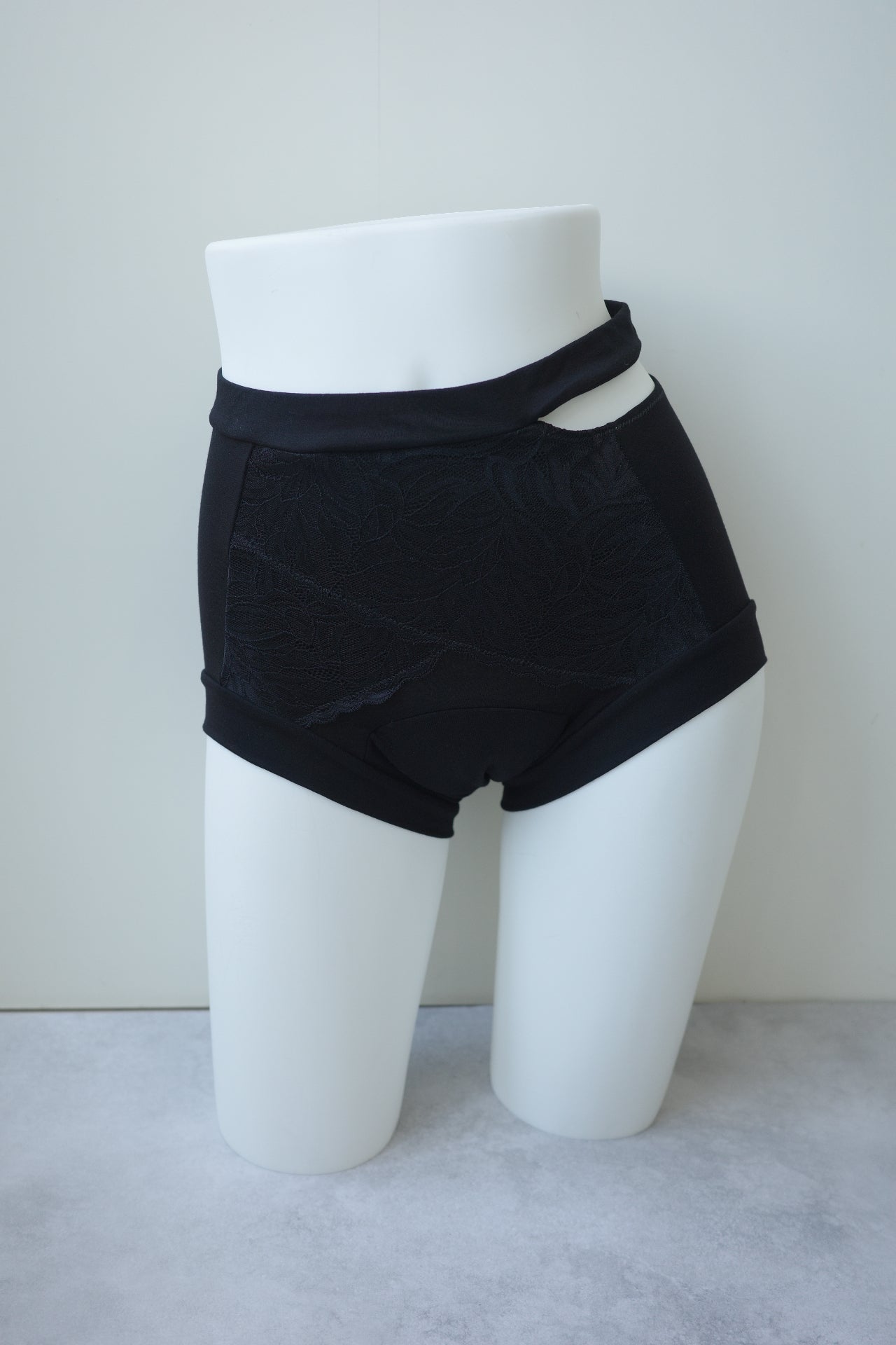LACE CUTOUT PERIOD SHORTS