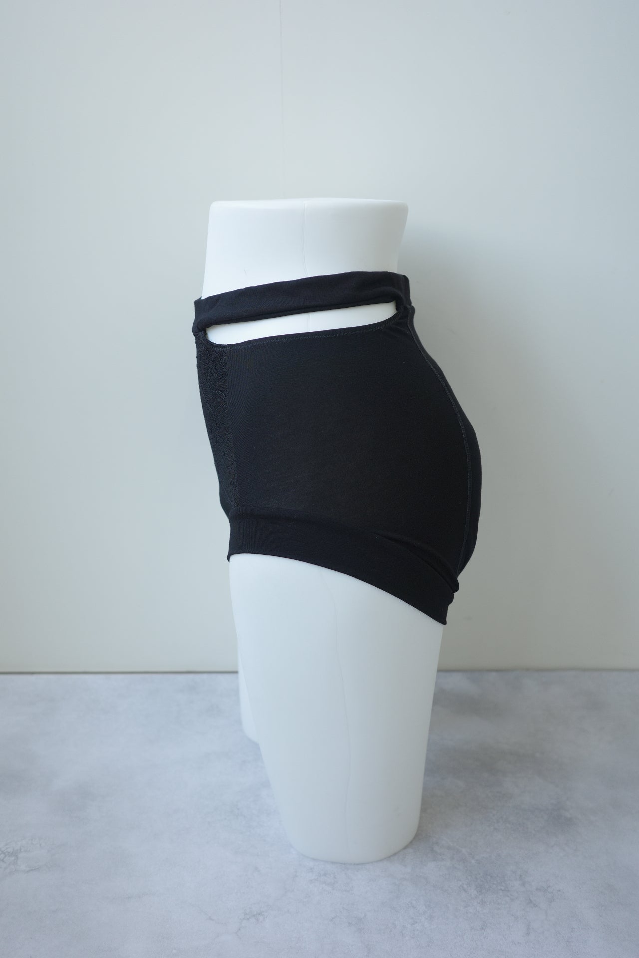 LACE CUTOUT PERIOD SHORTS