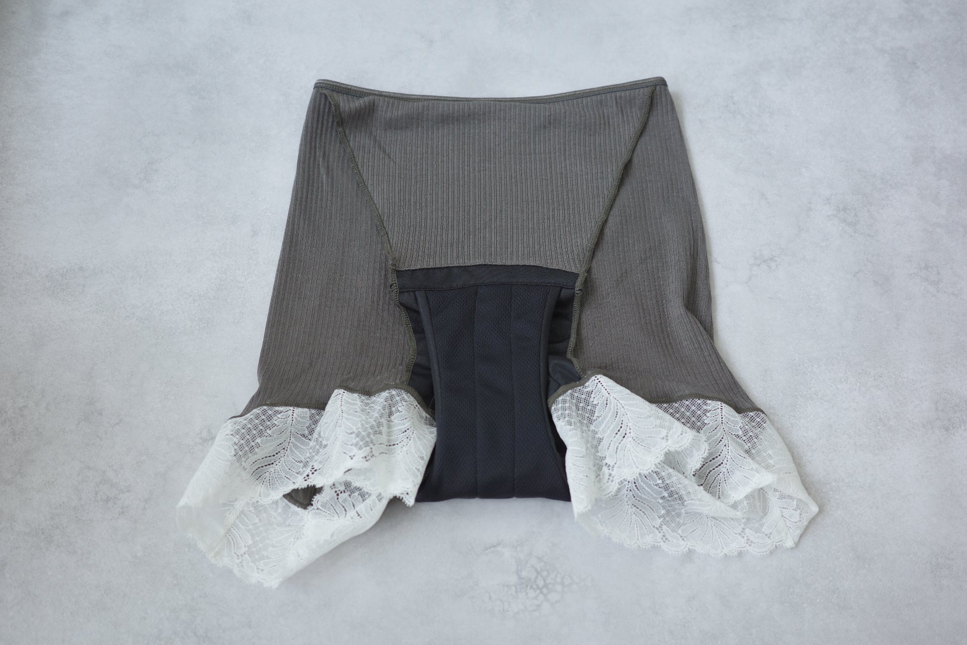 〈2026AW〉CASHMERE BLEND LACE TRIM BOXER SHORTS