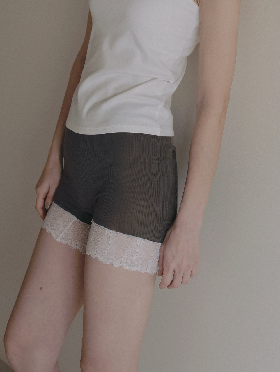 〈2026AW〉CASHMERE BLEND LACE TRIM BOXER SHORTS