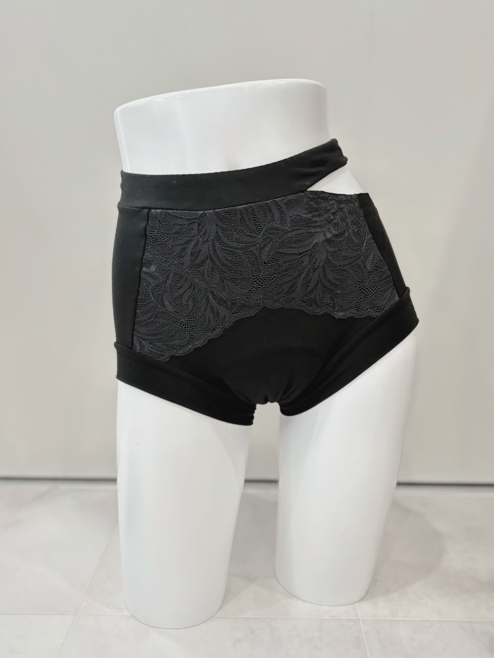 【PRE ORDER】LACE CUTOUT PERIOD SHORTS