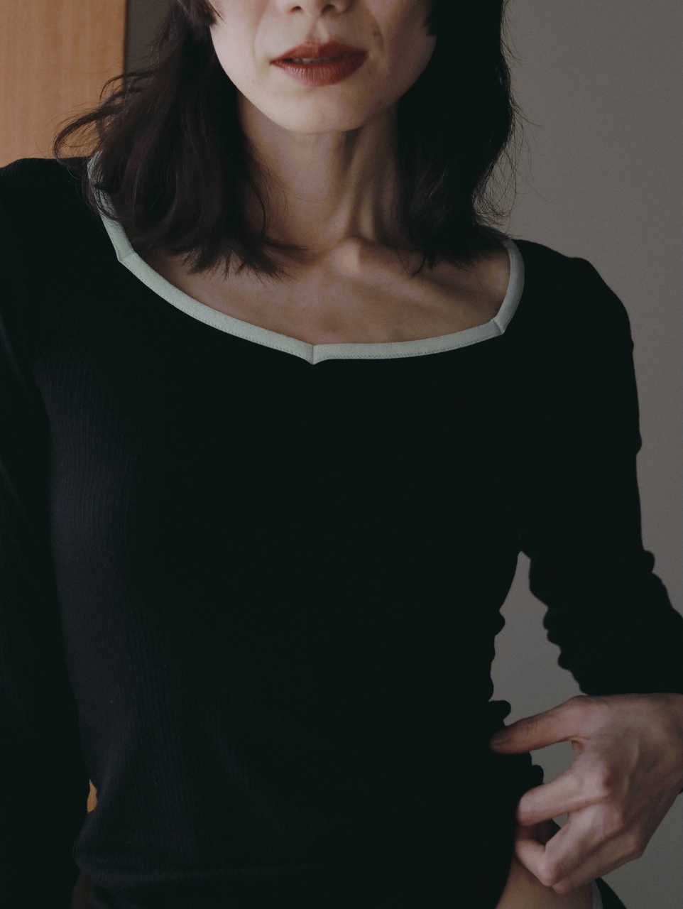 〈PRE ORDER〉CASHMERE BLEND VELOUR TRIM RIB TOP